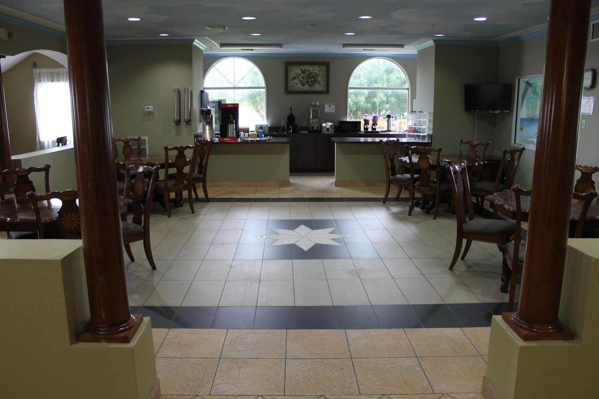 Hotel Baymont By Wyndham Texas 3*